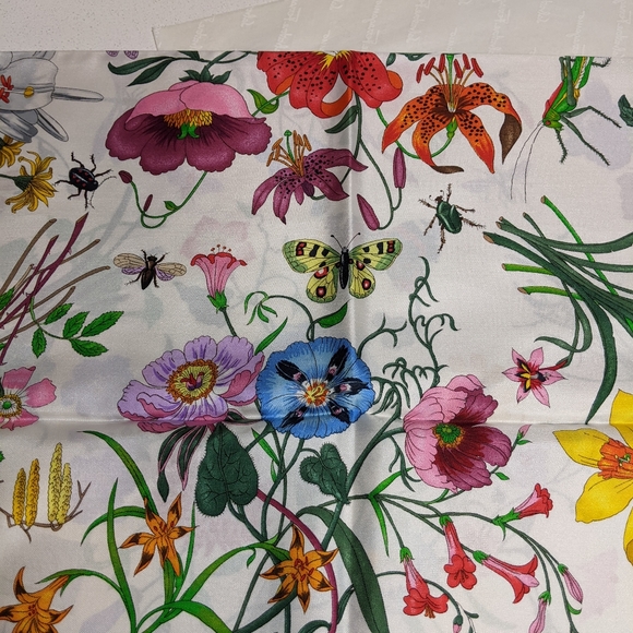 Gucci Floral Silk Carre - Picture 2 of 11